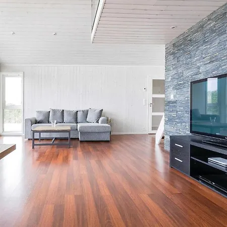 펜션 4 Bedroom Lovely In Kvisvik