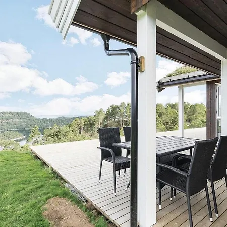 4 Bedroom Lovely In 펜션 Kvisvik