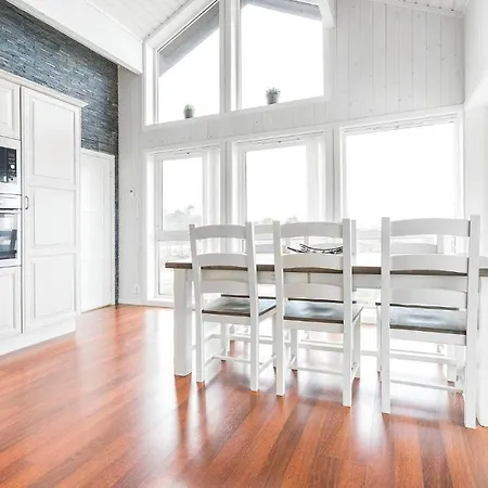 4 Bedroom Lovely In 펜션 Kvisvik